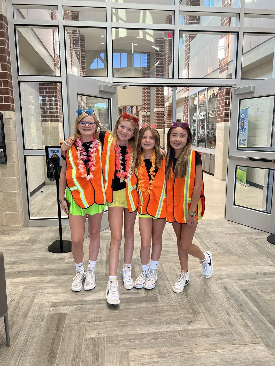 techtrisha's tweet photo. Twin day @ClarkCISD #ClarkConnects https://t.co/4qKVBcsomK