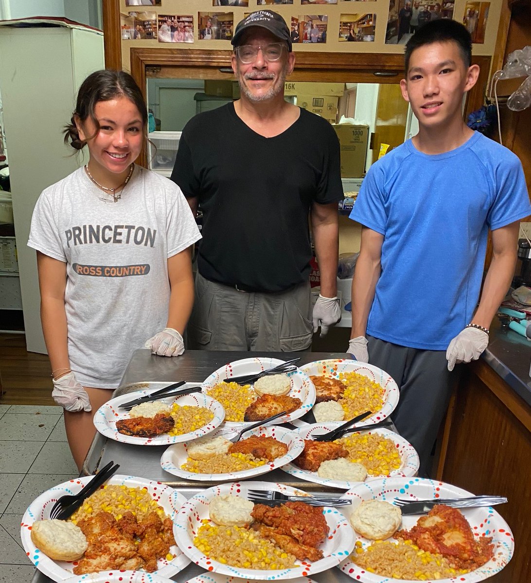 ASEDSHoboken's tweet photo. Check our two of our alumni (Class of '19 and '20) volunteering at Lunchtime Ministry. Community Service is an integral part of the curriculum at All Saints, and we are so happy to see our alum continuing these practices after graduating from ASEDS. #ASEDS https://t.co/zlWtjGoBx7