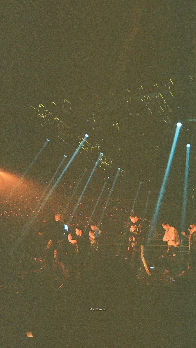 kimxiche's tweet photo. bringing a film camera to the concert is such a great idea @superjunior https://t.co/WmHPjBSaYK