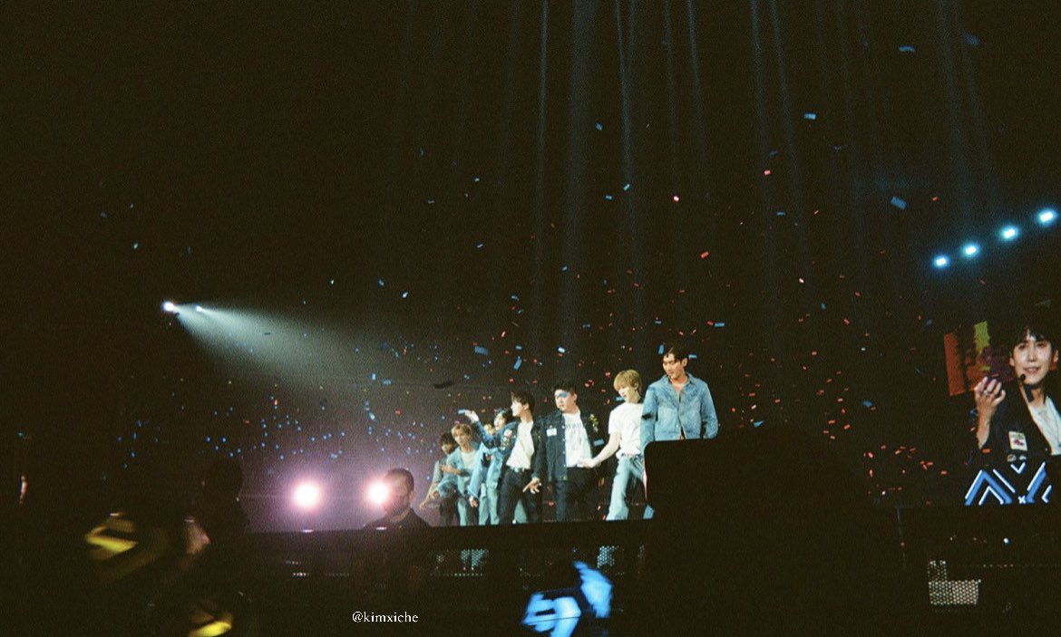 kimxiche's tweet photo. bringing a film camera to the concert is such a great idea @superjunior https://t.co/WmHPjBSaYK
