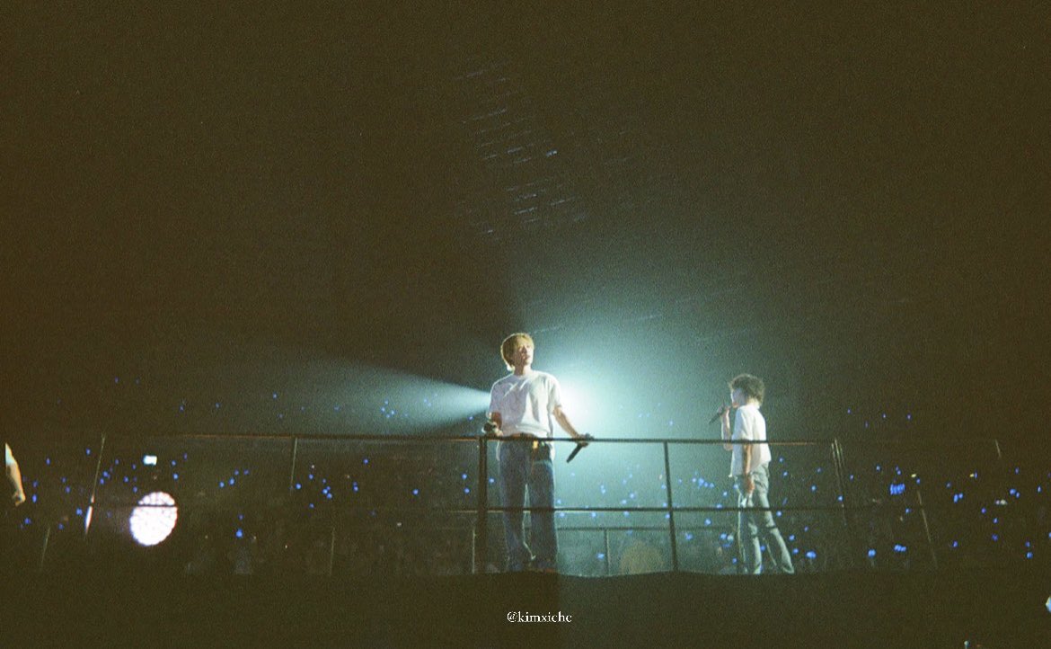 kimxiche's tweet photo. bringing a film camera to the concert is such a great idea @superjunior https://t.co/WmHPjBSaYK