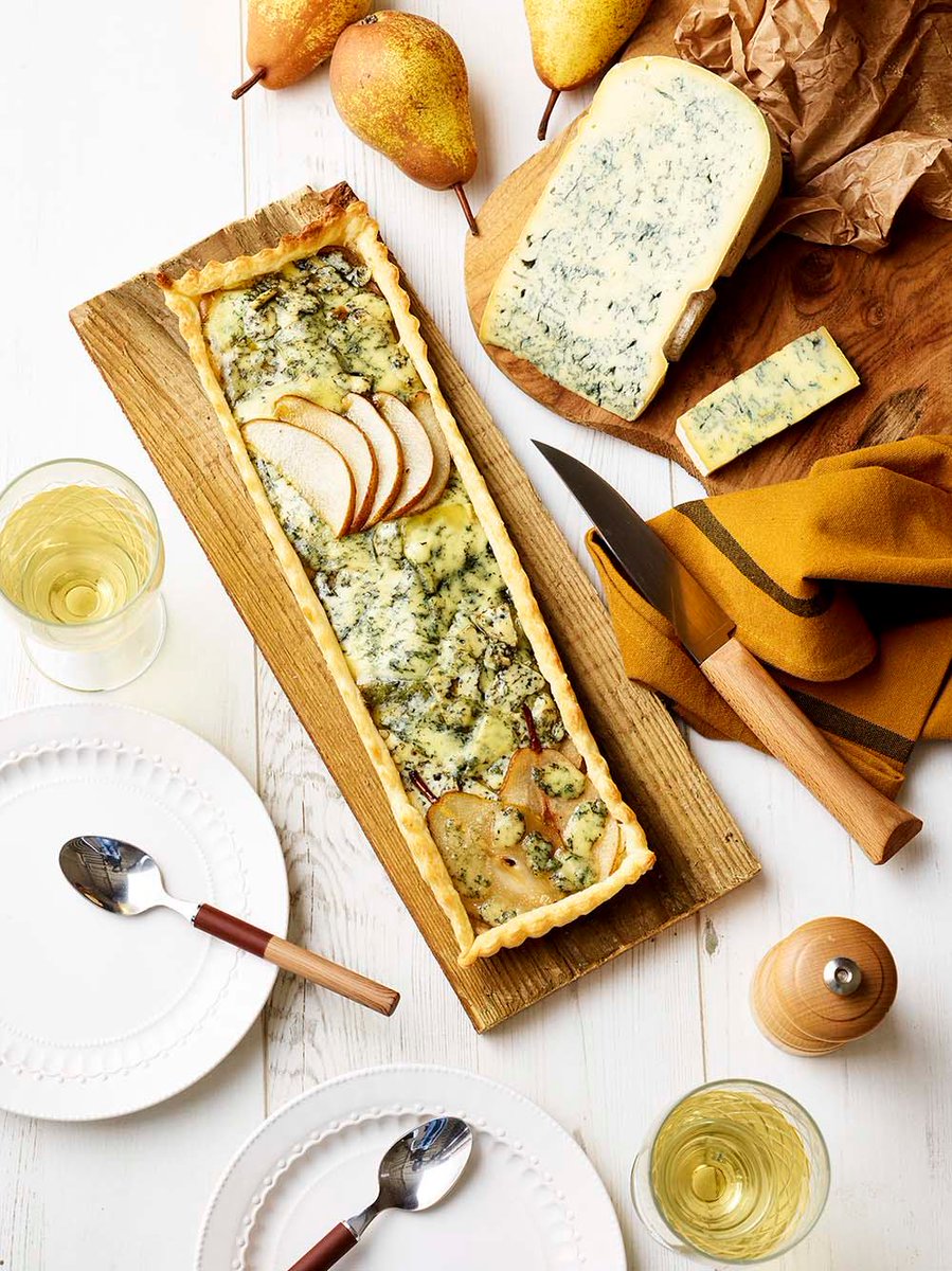 ot_pays_de_gex's tweet photo. Avec les températures qui baissent, nous n'avons qu'une envie : manger du #fromage et notamment du #bleudegex 🧀 Et si vous en appreniez un peu plus sur ce fromage emblématique ? C'est parti 👉 https://t.co/1Vtz0h81SF #paysdegex #montsjura https://t.co/6426ltEezP