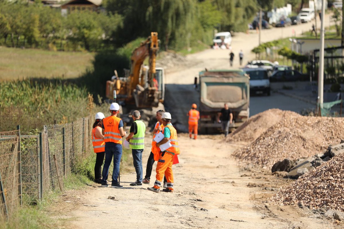 albanzogaj's tweet photo. 🚨⚠️🚜🚧👷🏼
Punimet në rrugën "Nekibe Kelmendi" kanë filluar sot! Do të punohet intensivisht për një muaj që ta kemi të gatshme në fund të muajit Tetor. 

#Prishtina #PR4PR https://t.co/OdjVMIvvRT
