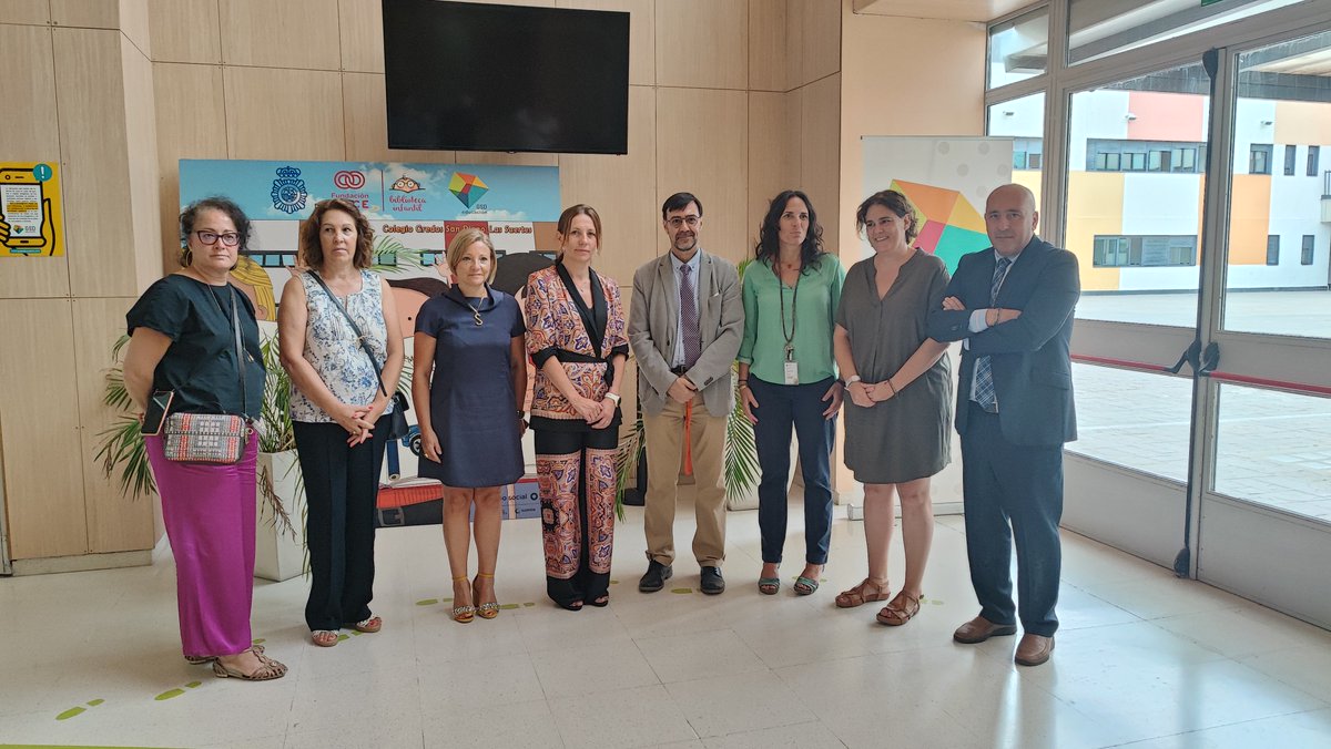 ConchaChapa_'s tweet photo. Igual que hice la semana pasada en #Villaverde, hoy he deseado mucha suerte para este curso a toda la comunidad educativa de #VillaDeVallecas.

Además, he aprovechado para comprobar cómo han quedado las obras realizadas este verano y en las que hemos invertido más de 1,2 M€. https://t.co/70KmoZqGO0