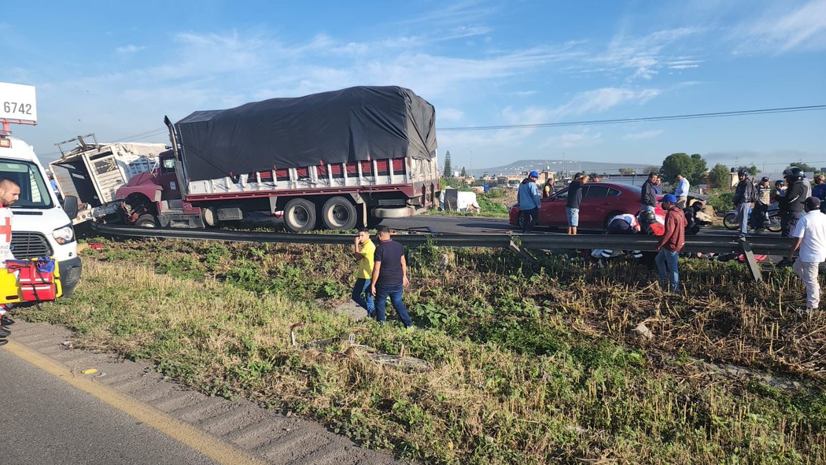 🚧Precaución 🚨 Atendemos un choque múltiple en el libramiento Sur, la circulación se encuentra bloqueada en el sentido Irapuato-Salamanca. Cede el paso a las unidades de emergencias 🚑🚒 *Información en proceso*