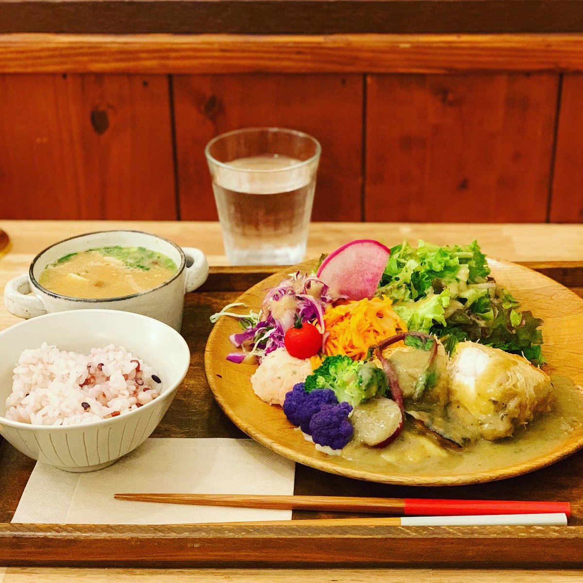 yasuko_2010's tweet photo. 先日の夜ごはん。
真鯛のカダイフ包み焼き グリーンカレーソースと、久しぶりの豚汁。
ふっくらした真鯛が美味しい〜♪
カダイフのパリパリも大好き♡
デザートにレモンカードのショートケーキ。

#cafe #dinner #seabream #kadaif #greencurrysauce #misosoup #cafelatte #layercake #lemoncurd https://t.co/PO0yZl6wYq