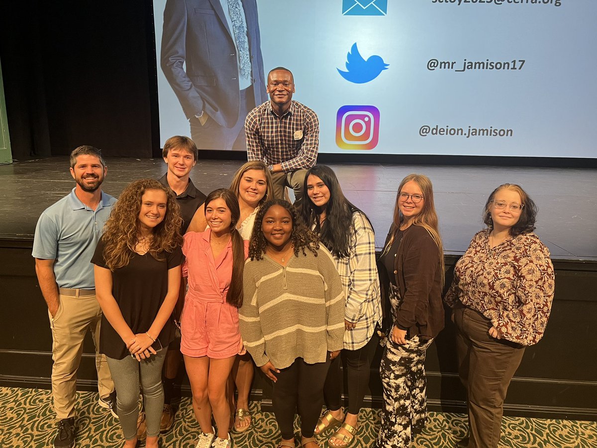 StJamesPrez's tweet photo. Having a great time learning with @mr_jamison17 today at CCU! Hope everyone is having a great SHARK day back at school! https://t.co/3ffDtnSJOZ
