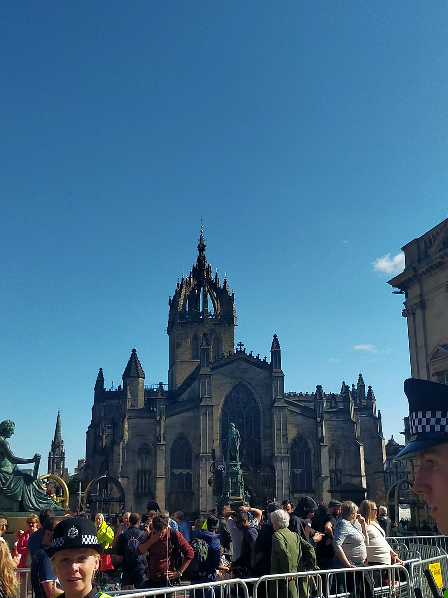 alybaly30's tweet photo. St Giles Cathedral. Blue sky, sun beaming down.
 Rest in Peace Ma'am. https://t.co/5AkJIceoYB