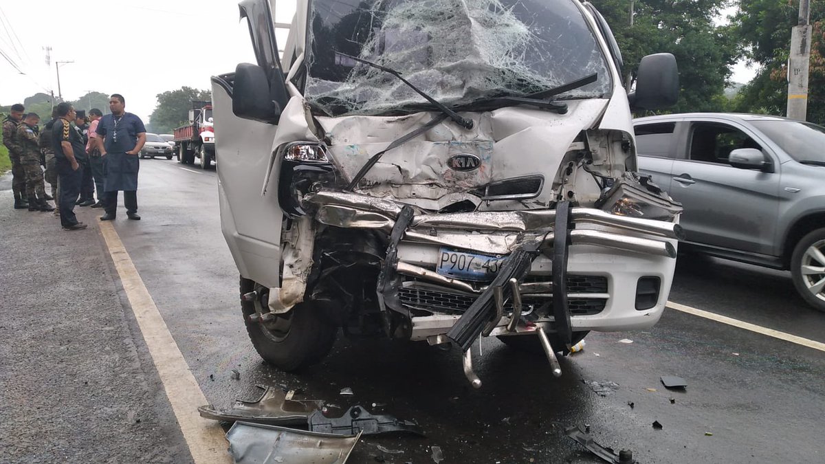 #TraficoSV | Fuerte accidente de transito se reporta en la carretera Panamericana, sobre el km 58, sentido de San Salvador hacia Santa Ana. Según información preliminar el percance dejó a un hombre de 33 años lesionado.