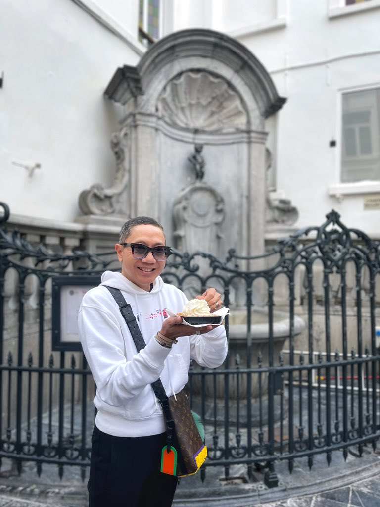 FaridGanio's tweet photo. Enjoying my waffle in front of this famous pissing boy!🤪 https://t.co/SI4AiSM8iS