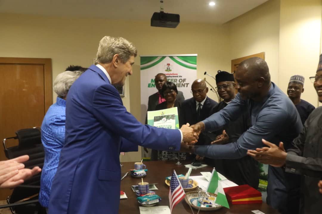 THE VISIT OF JOHN FORBES KERRY,US SPECIAL PRESIDENTIAL ENVOY FOR CLIMATE TO NIGERIA. HE @MohdHAbdullahi, Hon. Minister of Environment, and HE @OdumUdi Hon. Minister of Environment State, along side other dignitaries, today, welcomed John Forbes KERRY in Nigeria. @FMEnvng