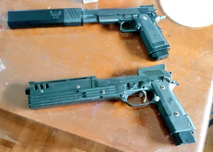 ロボコップの銃 『M93R オート9C』よりレッグス・ハウンド用にカスタムしたガバメントの方が長い 