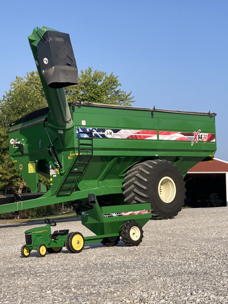levisullivan's tweet image. Made this grain cart modeled after our J&amp;amp;M 1432 for my son to pull with his 8310 pedal tractor. As close to scale as I could get. Took me a while and I had a lot of help but it turned out pretty cool! @JMManufacturing @JohnDeere