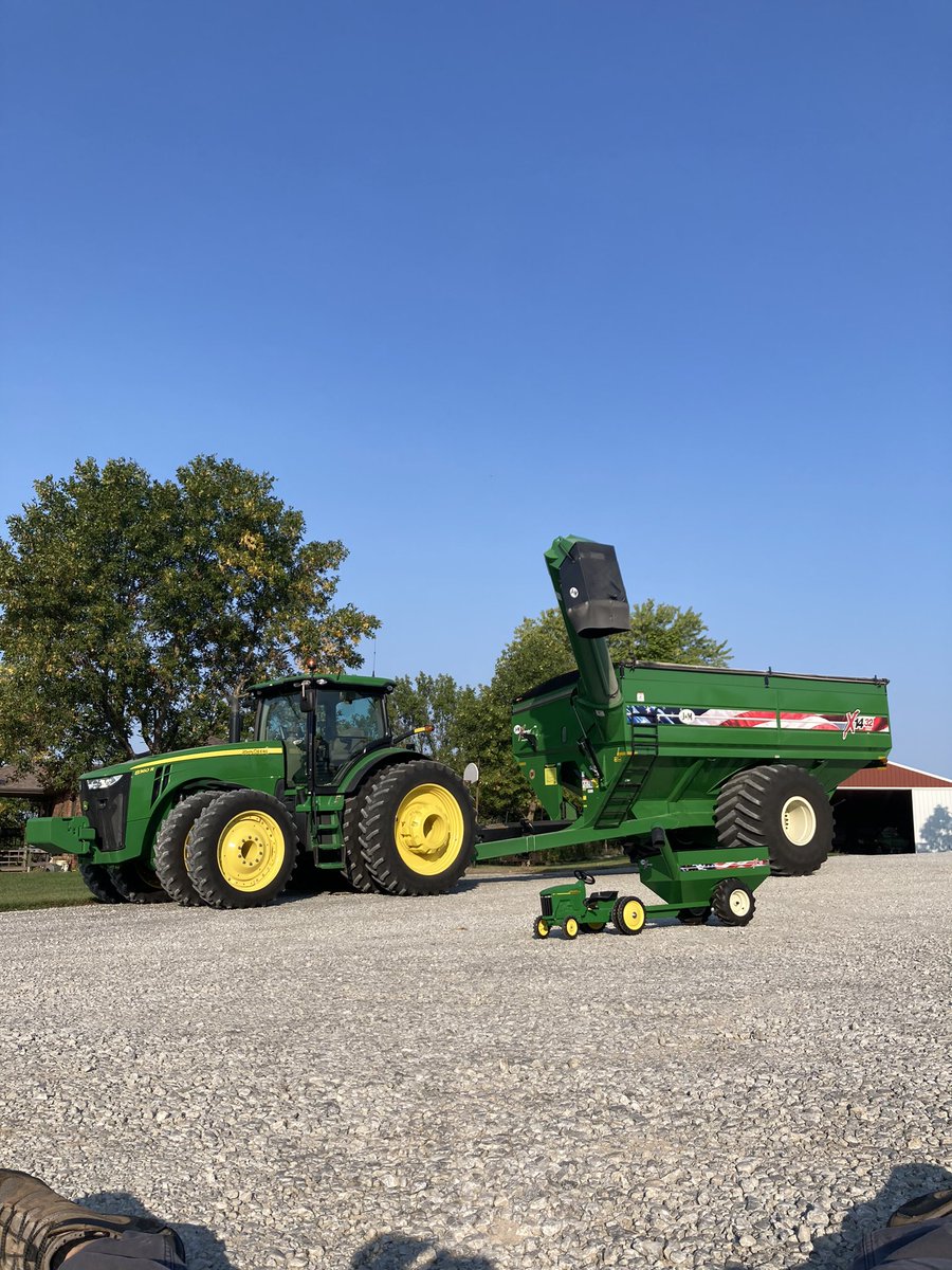 levisullivan's tweet image. Made this grain cart modeled after our J&amp;amp;M 1432 for my son to pull with his 8310 pedal tractor. As close to scale as I could get. Took me a while and I had a lot of help but it turned out pretty cool! @JMManufacturing @JohnDeere
