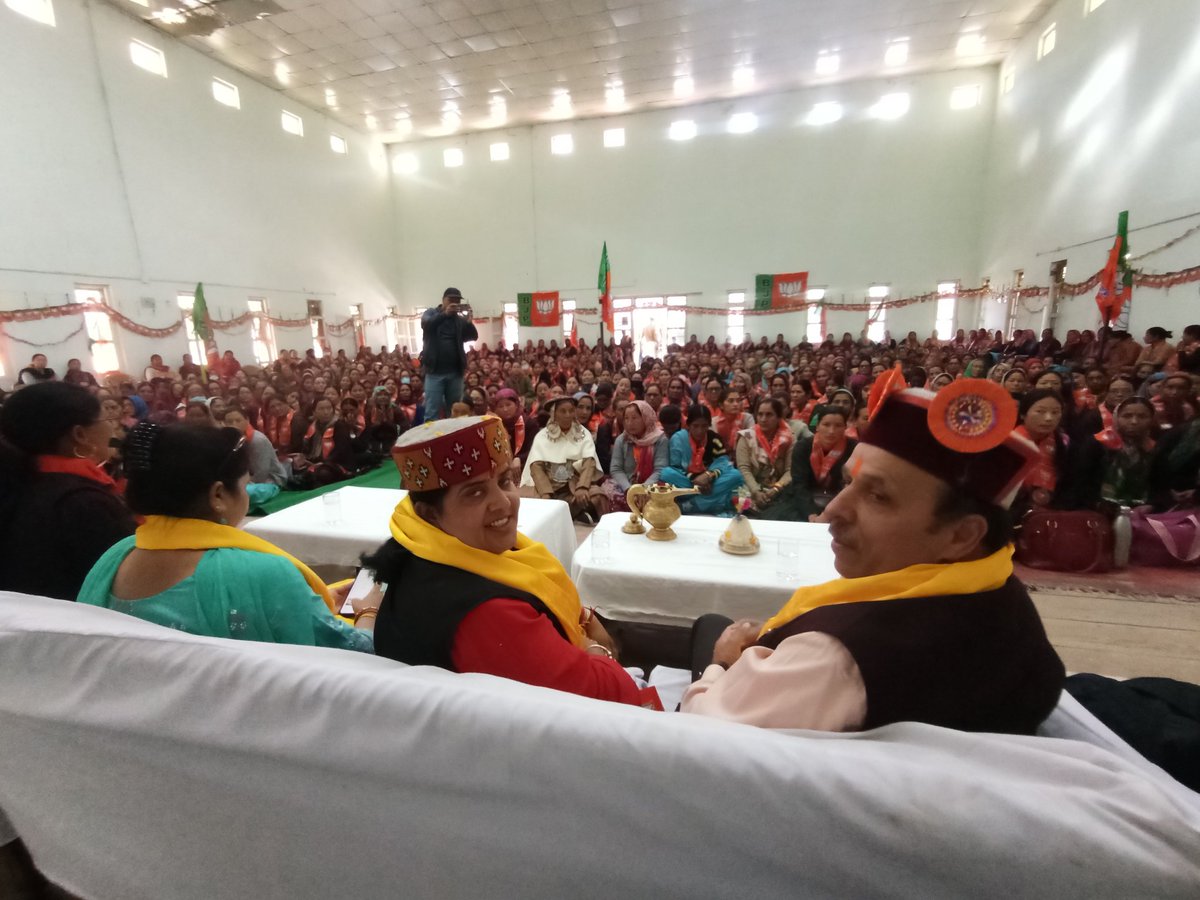 DrMarkanda's tweet photo. भारतीय जनता पार्टी महिला मोर्चा लाहौल स्पीति द्वारा  महासम्मेलन का सफालतापूर्वक आयोजन किया गया इस सम्मेलन में बहन वन्दना योगीजी विशेष रुप से उपस्थित रही  महिलाओं का उत्साह बता रहा है कि इस बार सरकार नहीं रिवाज बदलेगा @jairamthakurbjp @PavanRanaRSS @InduGoswamiBJP @narendramodi https://t.co/o7RcnBYs23