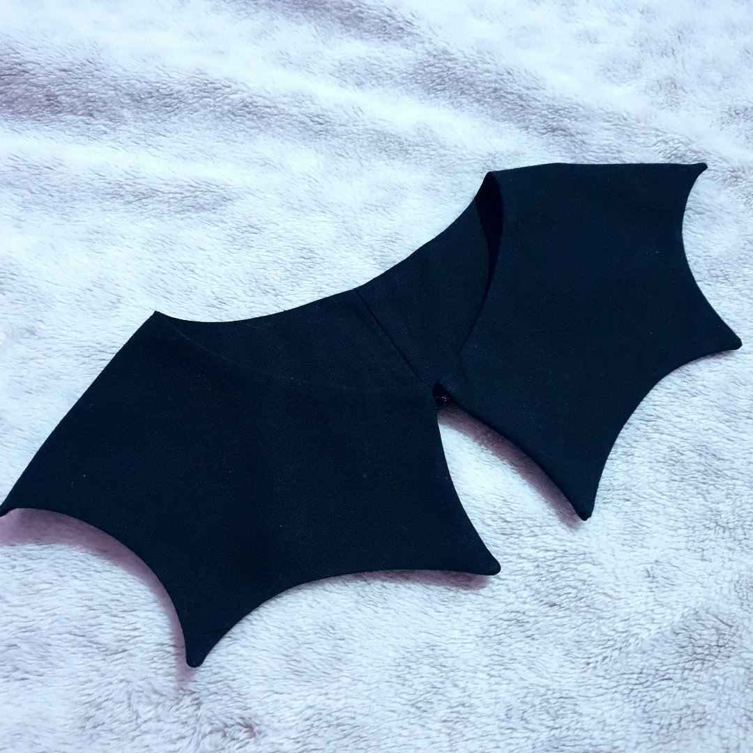 NanaSewingLab's tweet photo. Eccomi che ritorno con questo nuovo design ispirato alla spooky season, un colletto ali di pipistrello~ 🦇

Un like o un rt mi aiutarebbero molto~ 💜🥺

IG ⬇️⬇️⬇️⬇️ https://t.co/lhr73UgNkX
ETSY ⬇️⬇️⬇️⬇️ https://t.co/ryChplnzIo https://t.co/HBBrenZavQ