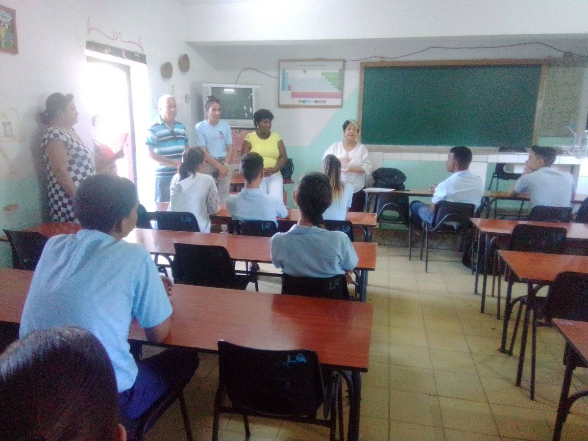 Intercambia <a href="/escuredo_mercy/">María Mercedes Escuredo Olazabal</a>   Directora Provincial de Educación  con estudiantes de la estructura de la FEEM de IPUSalvador Cisneros Betancourt Minas #Camaguey <a href="/elsa_ena/">Ena Elsa Velázquez Cobiella</a> @JorgeLuisPerd20 <a href="/GobCamaguey/">Gobierno de Camagüey</a> <a href="/CubaMined/">MINED</a>