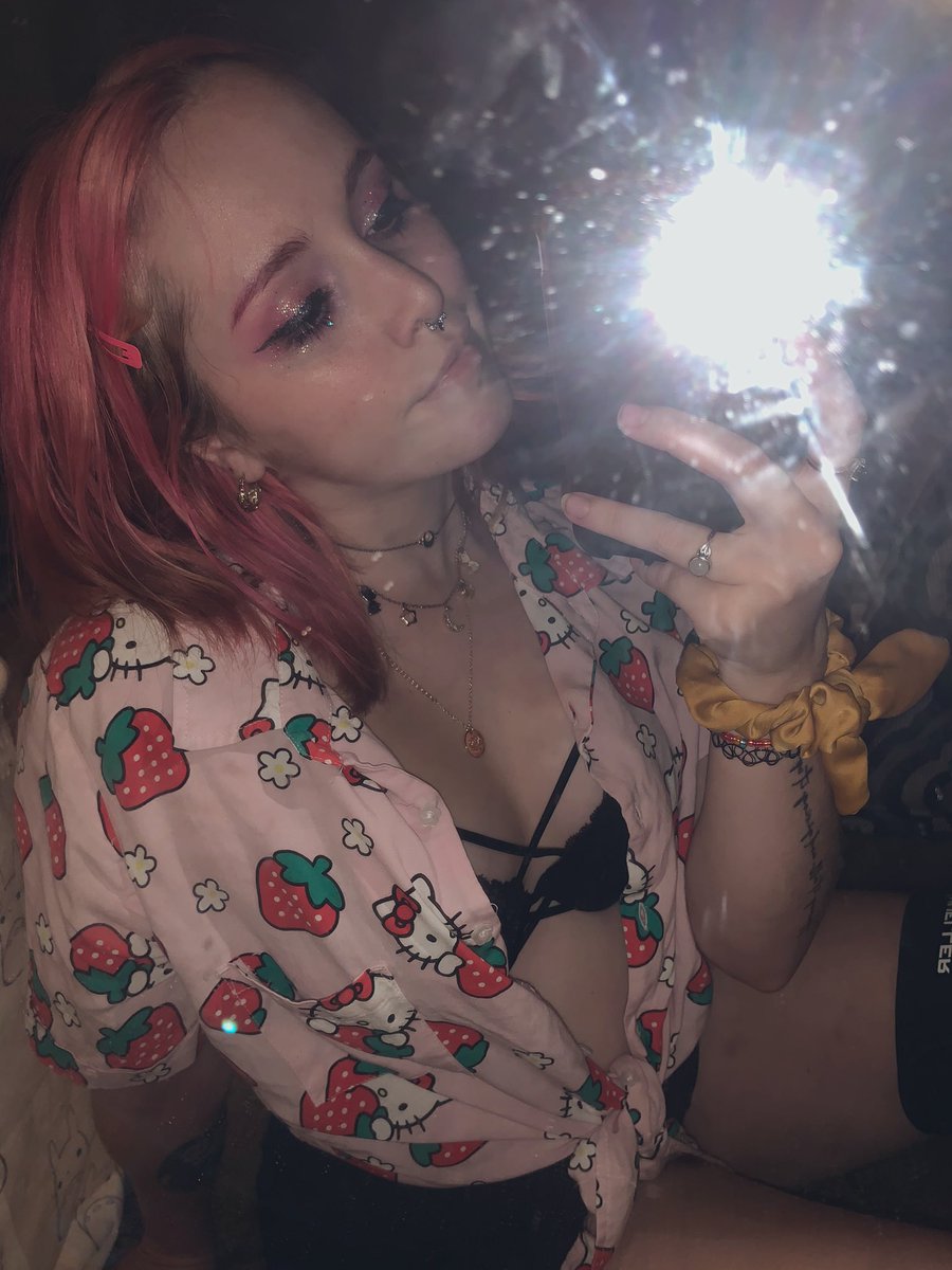 Ethilea's tweet photo. Good morning ✌️✨#pic #love #fun #model #sexy #hellokitty #pinkhair https://t.co/IOapfmnIuf