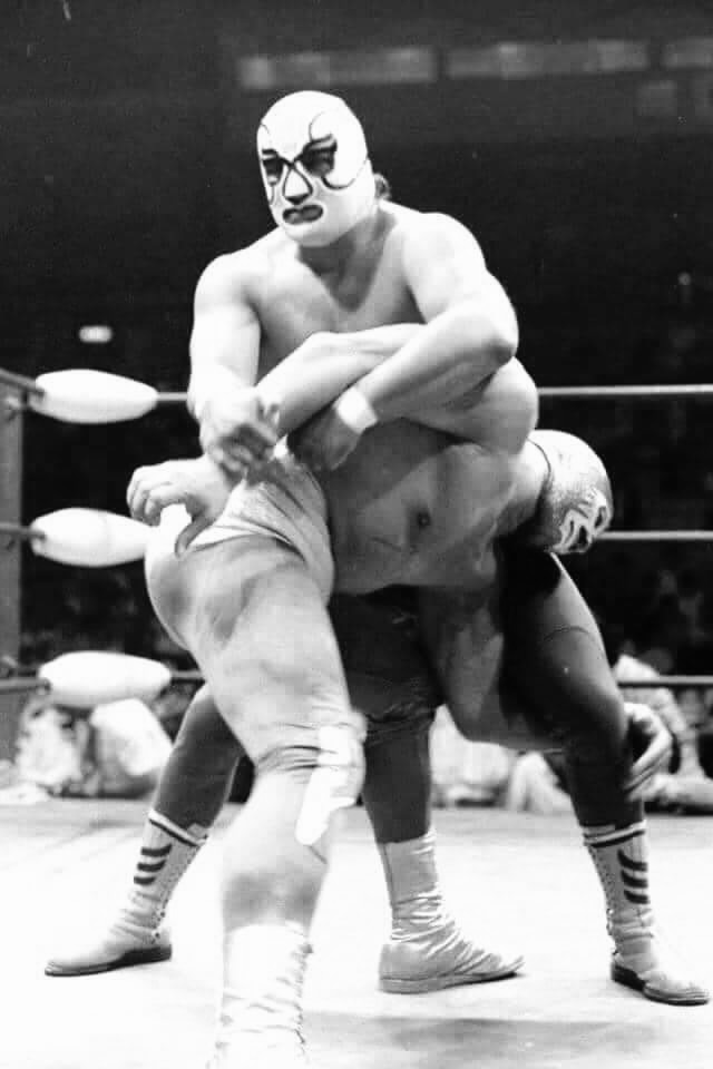 LuchaLibreYYa's tweet photo. #EnUnDíaComoHoy pero de 1978, ‘Mr. Personalidad’ volvía a derrotar en duelo de apuestas a el Halcón dejándolo así por segunda ocasión en un año sin máscara, esta vez en la Tierra del Sol Naciente.

Esa tarde el público japonés conoció el rostro de José Luis Melchor Ortiz. https://t.co/fZpVilGTum