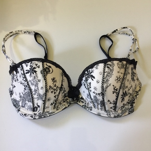 vegasbombshell_'s tweet photo. So good I had to share! Check out all the items I'm loving on @Poshmarkapp #poshmark #fashion #style #shopmycloset #victoriassecret: https://t.co/WkaqoE41X6 https://t.co/U2VvfuQxoT