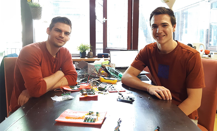 Het zelfbouwrobotje #Leaphy laat kinderen op school kennismaken met techniek, programmeren én lesgeven. Studenten van de #HU maakten Leaphy duurzamer en veelzijdiger. “Meestal komen de beste ideeën als je er niet over nadenkt.”
social.hu.nl/3QFpNuA