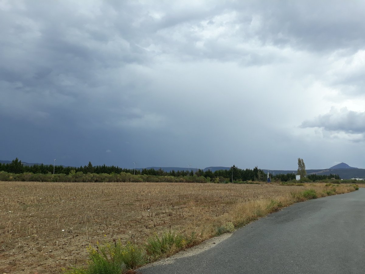 Noainmeteo's tweet photo. Tormenta fuerte afectando en estos momentos a puntos como #Lumbier #Liedena #Arbonies.
Lo comprobamos con la imagen del radar de las 16.25h que nos muestra pixeles rojos y mediante seguimiento en directo con esta foto que acabo de realizar hacia aquella dirección. https://t.co/8S3j4kvmTu