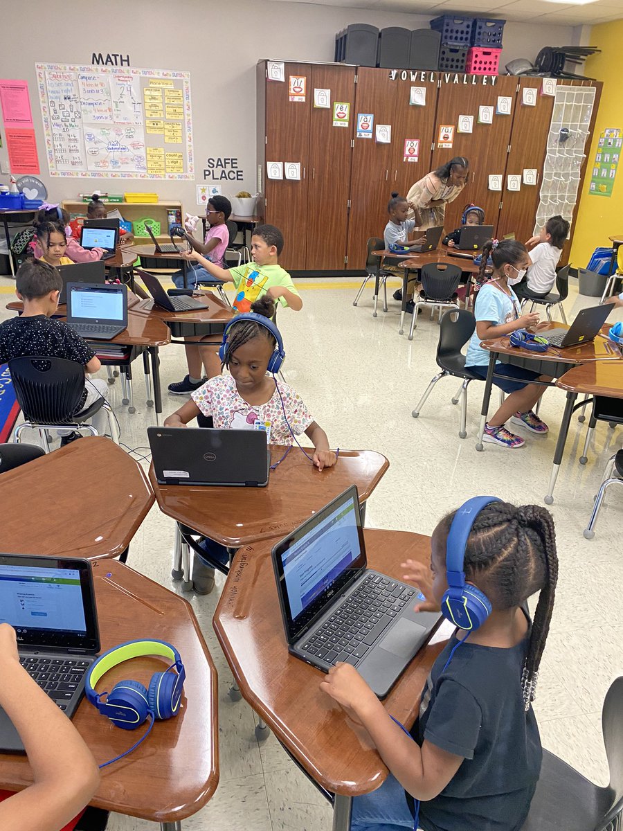 cvperez74's tweet photo. Wow, so much learning in 1st grade this morning! Bison Strong, DEAR time, AR, &amp; Phonics 💙💚 https://t.co/gk5ZqdnxQC
