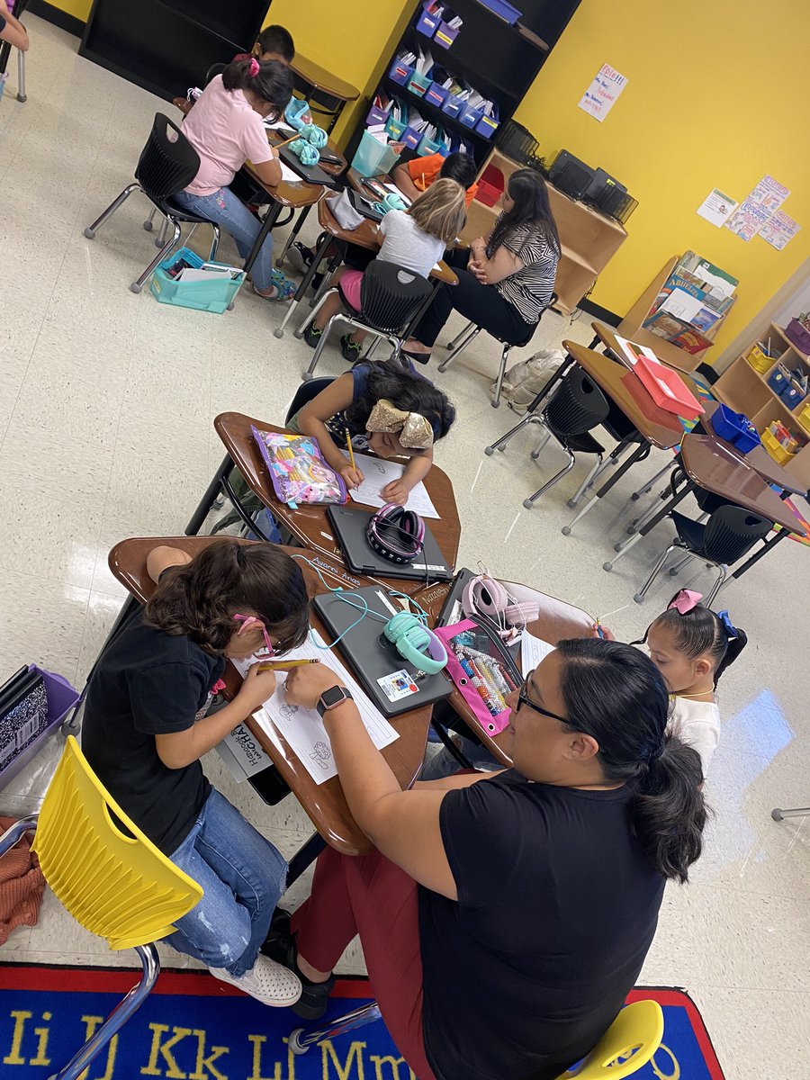cvperez74's tweet photo. Wow, so much learning in 1st grade this morning! Bison Strong, DEAR time, AR, &amp; Phonics 💙💚 https://t.co/gk5ZqdnxQC