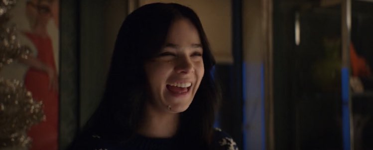 MarvelsContent's tweet photo. hailee steinfeld behind the scenes for hawkeye https://t.co/AubaHvUi01