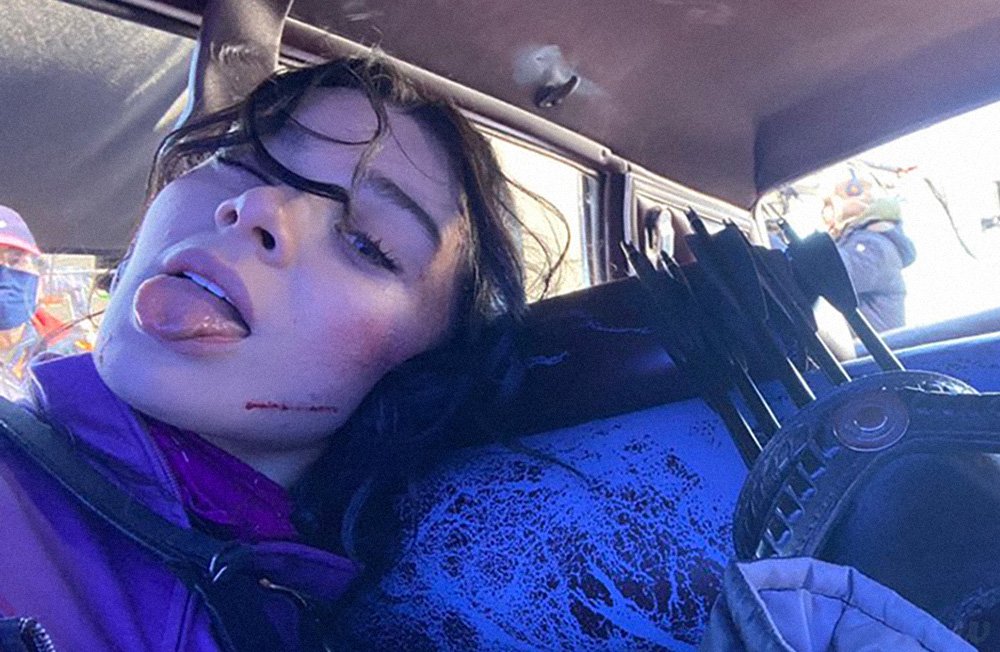 MarvelsContent's tweet photo. hailee steinfeld behind the scenes for hawkeye https://t.co/AubaHvUi01