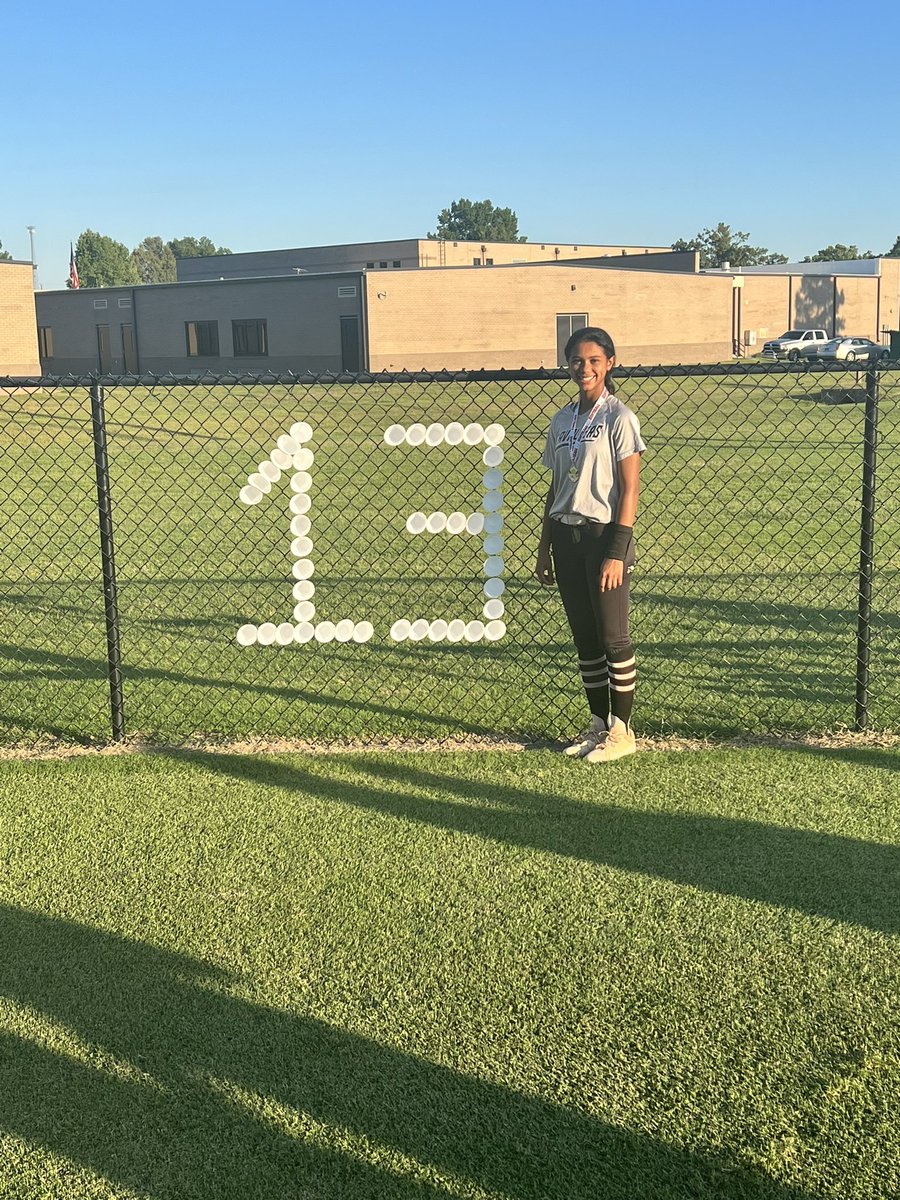 cclaybrooks13's tweet photo. 8th Grade Night for me https://t.co/ZmkQRLC1vF