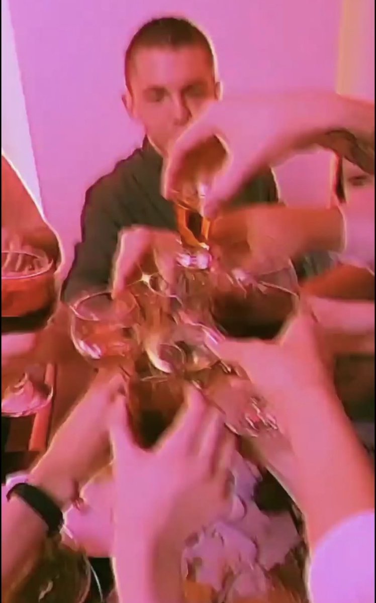 tschernova's tweet photo. Андрей:я пил на вашей свадьбе только вино, не понимаю, как я так напился
Я:а разве это не твоя татуированная рука с рюмкой?))) https://t.co/S8XCH0k3sp
