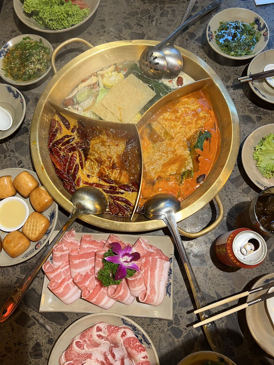 K81WF's tweet photo. 📍Xiao Long Kan Hotpot น่ำซุปอร่อยมากก หมาล่าคือถูกจริตมาก เนื้อดี มีเมนูหลากหลาย นี่ไปกินสาขา Bugis โชคดีไปไวเลยได้กิน เข้าไปคือคนจีนเต็มร้าน ก้อนกลมๆทอดคือเห็นสั่งทุกโต๊ะ มันเหมือนโมจิทอด อร่อยย 😋🥰@aroii #อร่อยบอกต่อ #อร่อยจนต้องรีวิว #เที่ยวสิงคโปร์ #รีวิวสิงคโปร์ https://t.co/wlLUkeR5sC