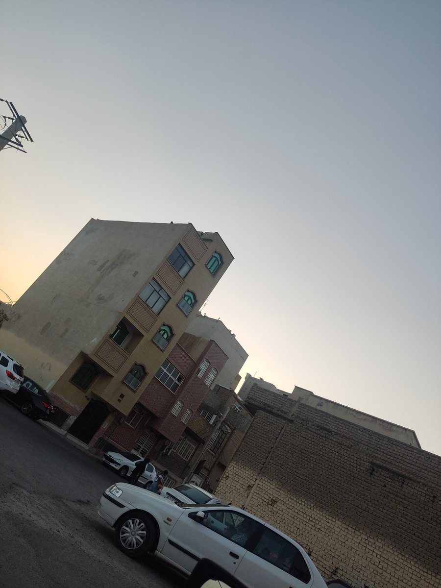 آخه کدوم پسری 100 کیلومتر راه تا یه شهر دیگه میره تا بعد از کلاس زبان پارتنرش شاید بتونه برای 2 دقیقه ببینتش؟!؟!
دخترا به امثال من میگید چی؟ سیریش؟ :)