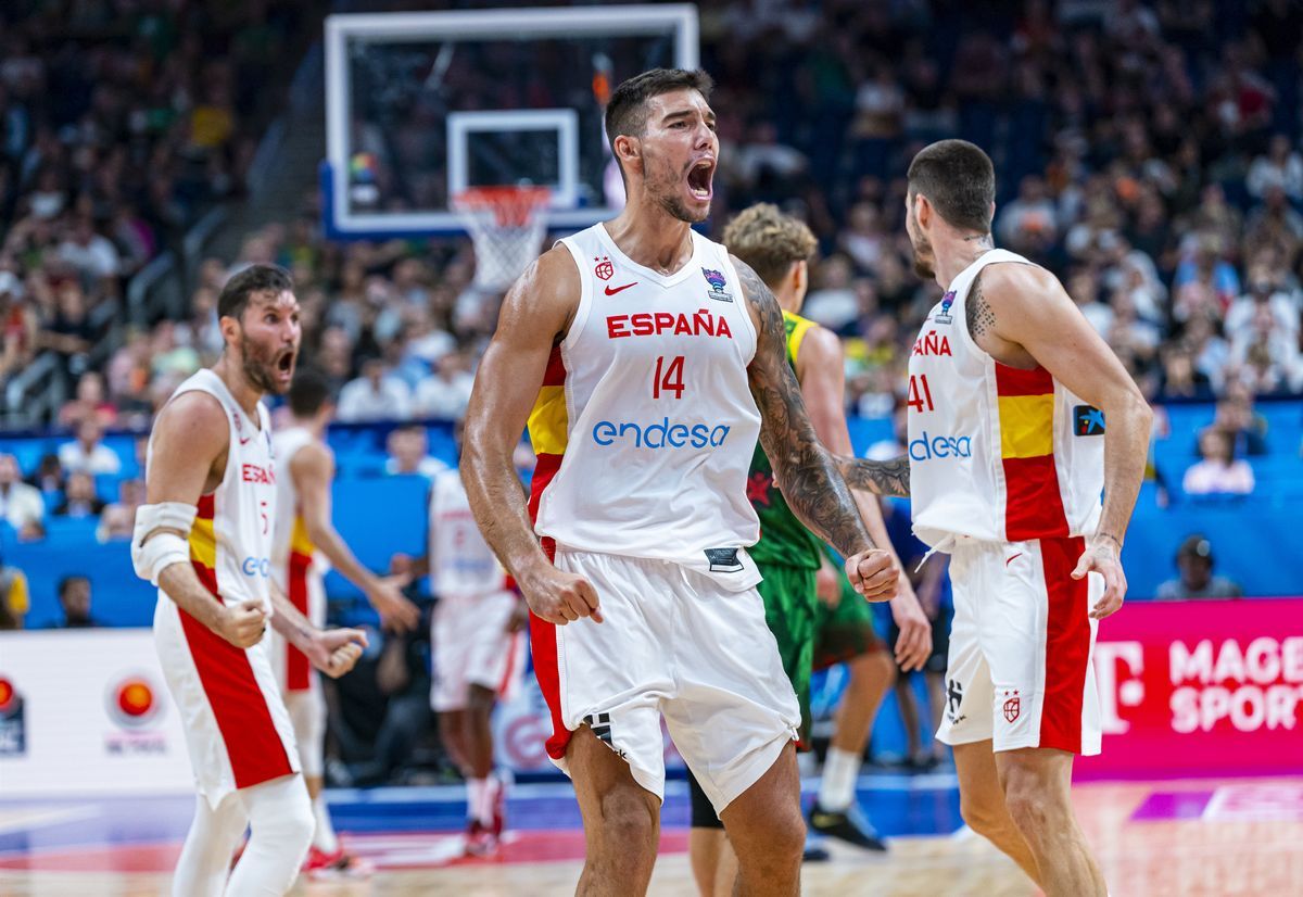 Esta gente puede meter a la selección española de baloncesto en la 11ª semifinal consecutiva de un #EuroBasket.
Muchos dudaban de ellos al inicio del torneo, ahora solo queda apoyar, ganar a Finlandia y soñar.
#LaFamilia siempre compite 💪