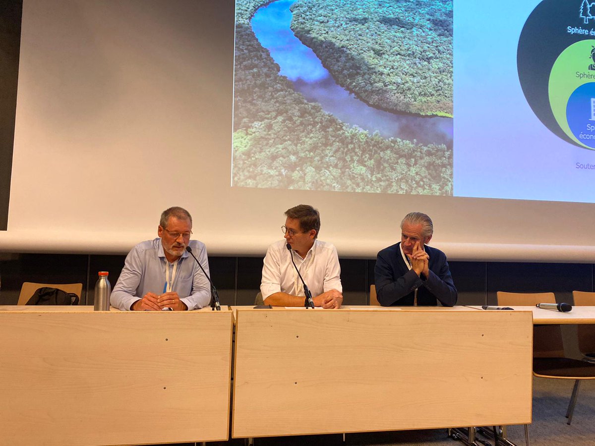 🗣️L'économie #régénérative c'est une économie qui va tenter de réintégrer l'espace entre le plafond écologique et le plancher social. L'idée est d'avoir une redirection socio-écologique en remettant #levivant au coeur de nos décision. Bertrand Thuillier <a href="/LUMIA_Edu/">LUMIÅ</a> 

📍<a href="/PRODURABLE/">Salon PRODURABLE</a>