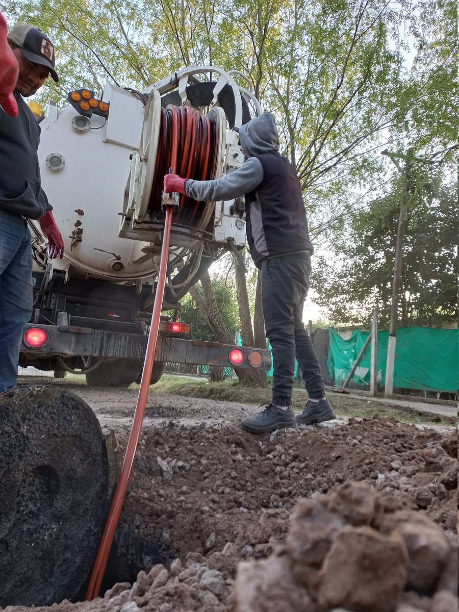 ServPublicMerce's tweet photo. Los trabajadores de obras sanitarias se encuentran trabajando en el destape de red cloacal de calle 34 y 53. Continuamos dando respuesta a los reclamos de la línea 147.

#CiudadDeTodos https://t.co/IKHCLAFmr8