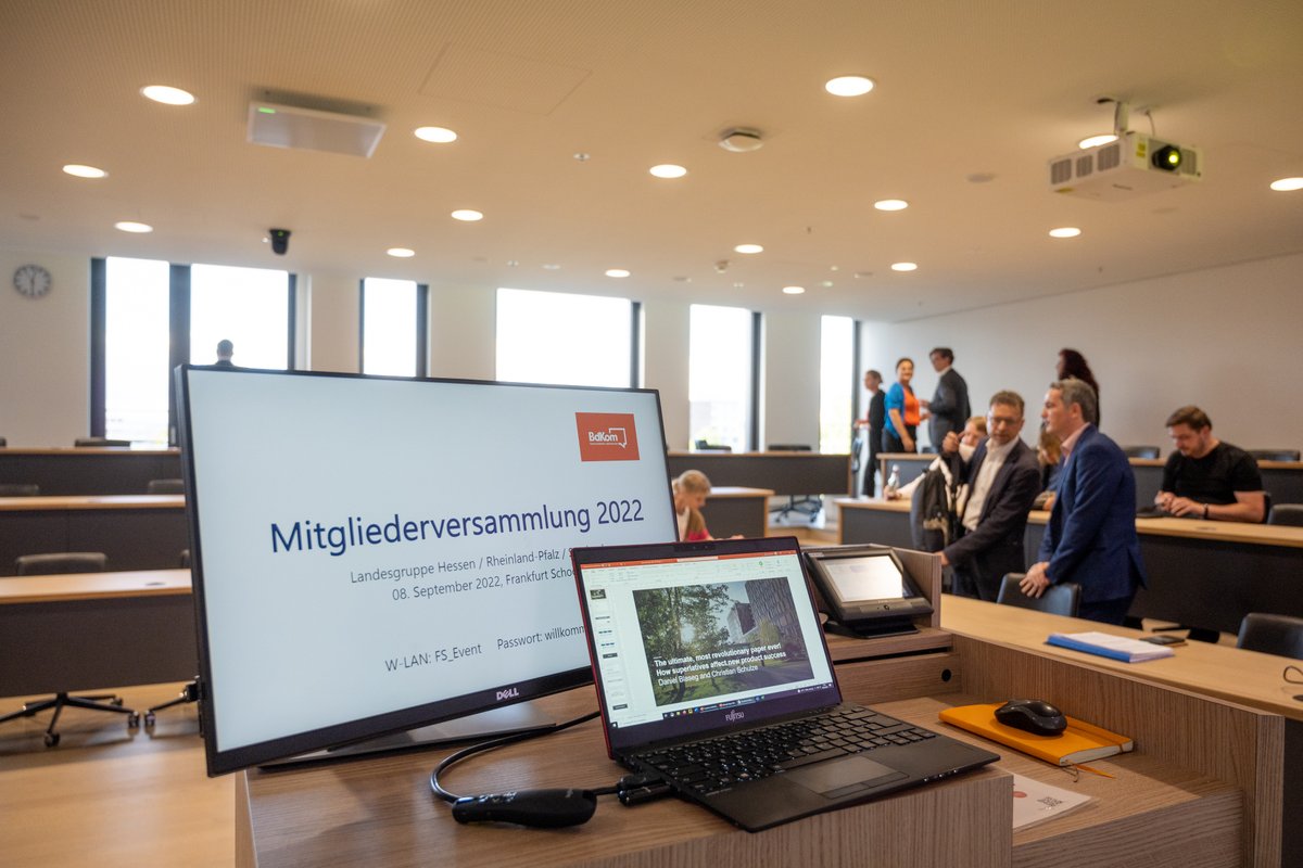 "Superlative, Neuwahl-Premieren und ein Sommerfest in Frankfurt" – Wer die Mitgliederversammlung unserer <a href="/bdkom/">BdKom</a>-Landesgruppe verpasst hat, findet hier übrigens die Zusammenfassung von <a href="/BettinaPSchmidt/">Bettina Schmidt</a>: bdkom.de/aktivitaeten/m…

#Kommunikationverantworten
