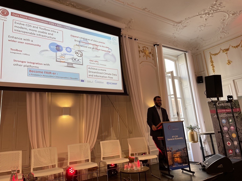 CopernicusECMWF's tweet photo. 🗣️ @Carlo_tuitter, the next steps for the #ClimateDataStore are: 
✔️merge with CAMS #ADS to create CADS
✔️modernisation by providing more flexibility, interactivity and facilitating the work offline with our data.

#C3SGA2022

Access #CDS here: https://t.co/VXSxwOxO6U https://t.co/XKuQwkFq4r