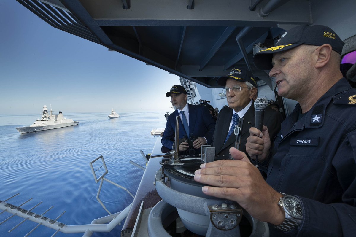 🇮🇹⚓️ Il Presidente della Repubblica Sergio #Mattarella visita #NaveCavour, Ammiraglia della #MarinaMilitare

Lo sapevi che il Cavour può assumere, anche simultaneamente, il ruolo di portaerei, piattaforma logistica-anfibia, unità di sede di comando e nave ospedale?

📸:<a href="/Quirinale/">Quirinale</a>