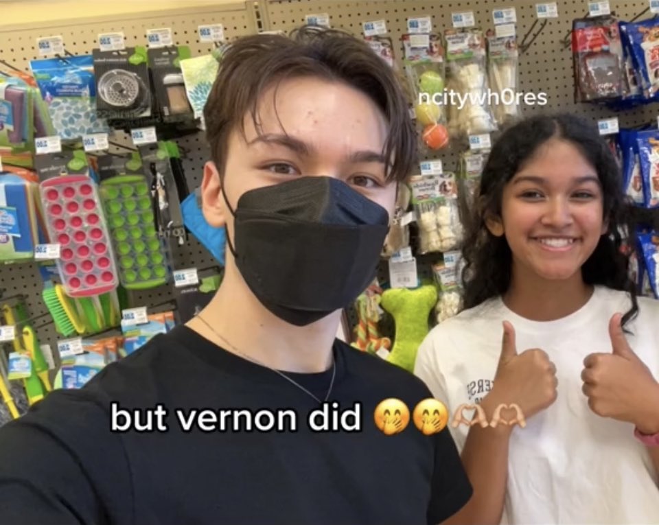 chweposts's tweet photo. Op meet Vernon at a store 🫶 https://t.co/BvMXE2RiCz