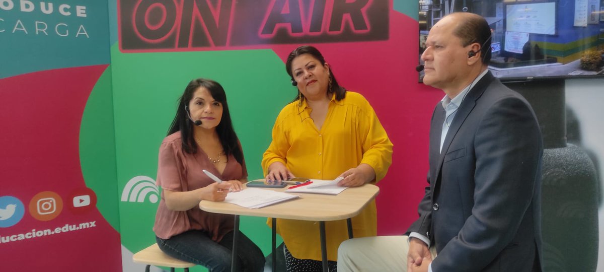 notisucasaRE's tweet photo. Conoce acerca del sarape en voz de José Luis Rodríguez Sena, Director de Desarrollo Cultural de la @CulturaCoahuila
#FILC2022 #FILCoahuila2022 https://t.co/7BRdrZpDaB