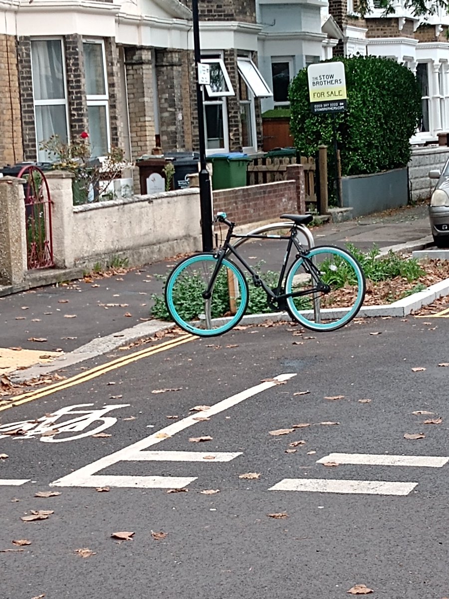 Labourstone's tweet photo. Just a #CycleStand in a residential street next to a new #RainGarden, replacing a car parking bay, in @wfcouncil. This should be normal! @WeSupportWFMH @SustransLondon @allpartycycling @willnorman @HSscorecard @healthy_hill @London_Cycling @Parklets_UK https://t.co/FGInKVct7X
