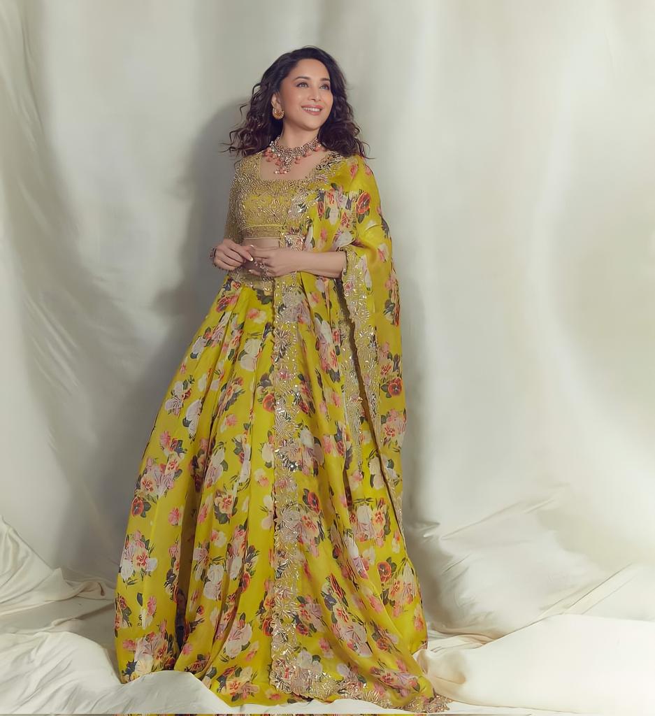 iam_rhiza's tweet photo. Queen👑

 @MadhuriDixit  Ma'am you are stunning, fab, gorgeous, everything! 🔥😍♥️🙇

#MadhuriDixit #madhuri #madhuridixitnene #QueenOfDance #QueenOfExpression #tuesdayvibe https://t.co/eilcs4S1vY
