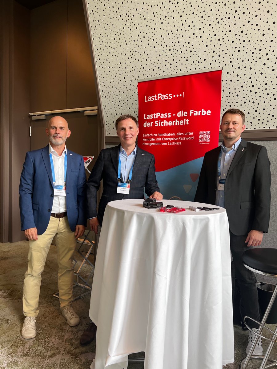 IDC_Deutschland's tweet photo. Lust auf ein #Kaltgetränk zum #Feierabend bei der #idcsecurity22? Unser Team in Frankfurt freut sich, den Konferenztag mit Ihnen in der Ausstellung ausklingen zu lassen. Schön, dass Sie dabei waren und bis zum nächsten Mal! #live, #inecht und im #livestream! https://t.co/Ahiyhp1bFQ