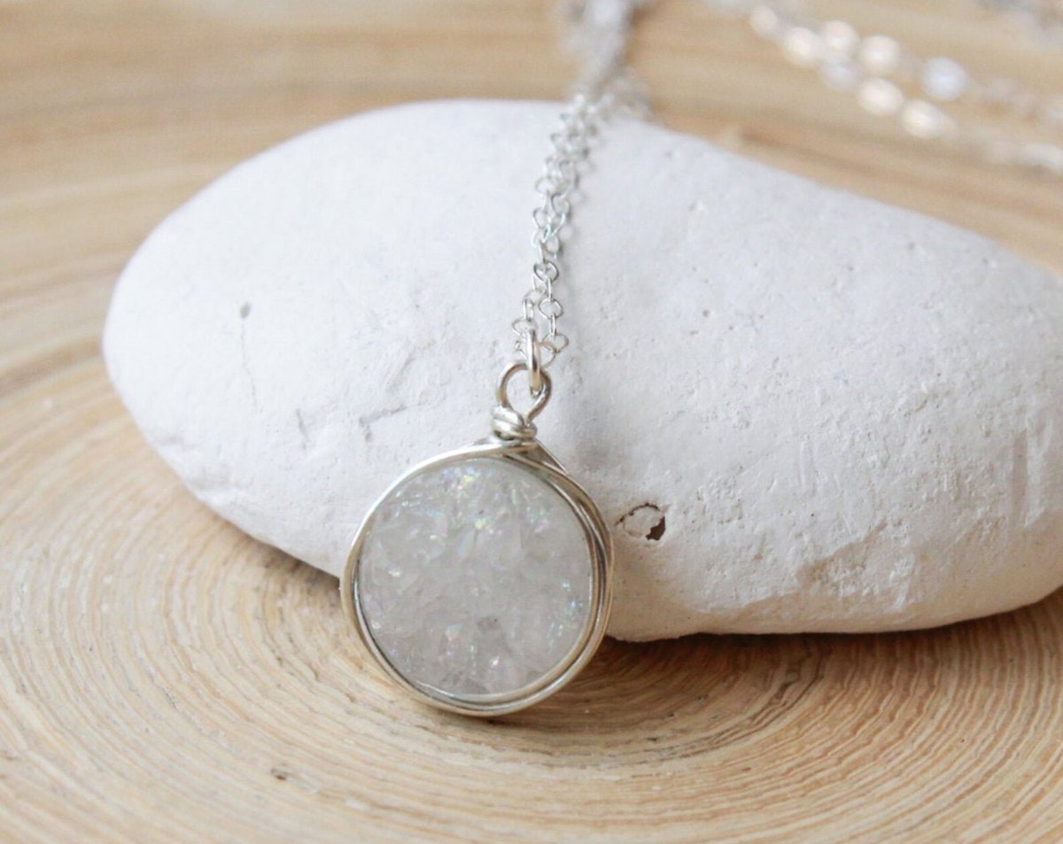 sohamyogaldn's tweet photo. White druzy necklace, sterling silver wire wrapped charm necklace. Minimalist druzy necklace, wedding gift. Wedding dainty necklace, trends
#Necklace #CharmNecklace #WhiteDruzyNecklace #SilverWire #Wedding #druzy #gift #EverywhereUR
๐https://t.co/xKBsEmh98f https://t.co/OP1cX9VTFF