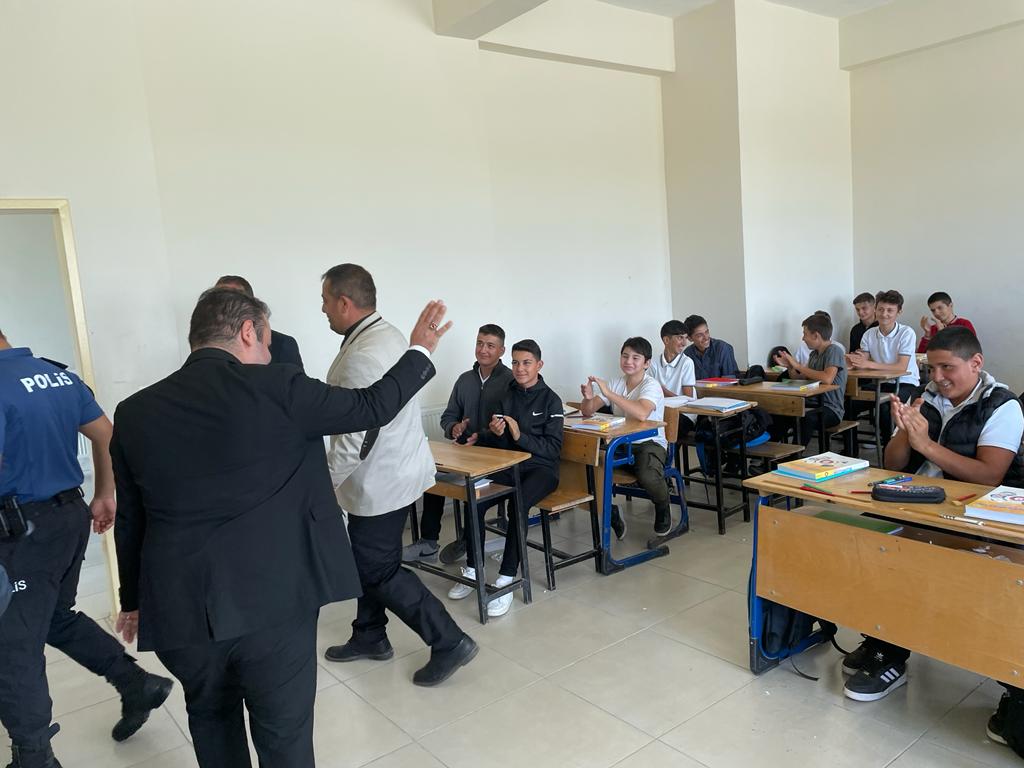 inonumem's tweet photo. Yeni eğitim öğretim yılının başlaması münasebetiyle Kaymakamımız Sayın Tolga USTAOĞLU ve İlçe Milli Eğitim Müdürümüz Sayın Ali TÜRKAL,İnönü Anadolu Lisesi ve İnönü Mes. Tek. Anadolu Lisesini ziyaret ettiler @tcmeb @ustaoglutolga @pervin_tore https://t.co/biLsx1veNQ