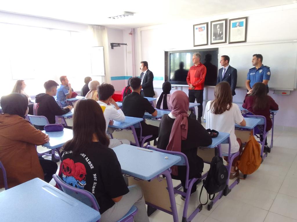 Yeni eğitim öğretim yılının başlaması münasebetiyle Kaymakamımız Sayın Tolga USTAOĞLU ve İlçe Milli Eğitim Müdürümüz Sayın Ali TÜRKAL,İnönü Anadolu Lisesi ve İnönü Mes. Tek. Anadolu Lisesini ziyaret ettiler <a href="/tcmeb/">Millî Eğitim Bakanlığı</a> @ustaoglutolga <a href="/pervin_tore/">Pervin TÖRE</a>