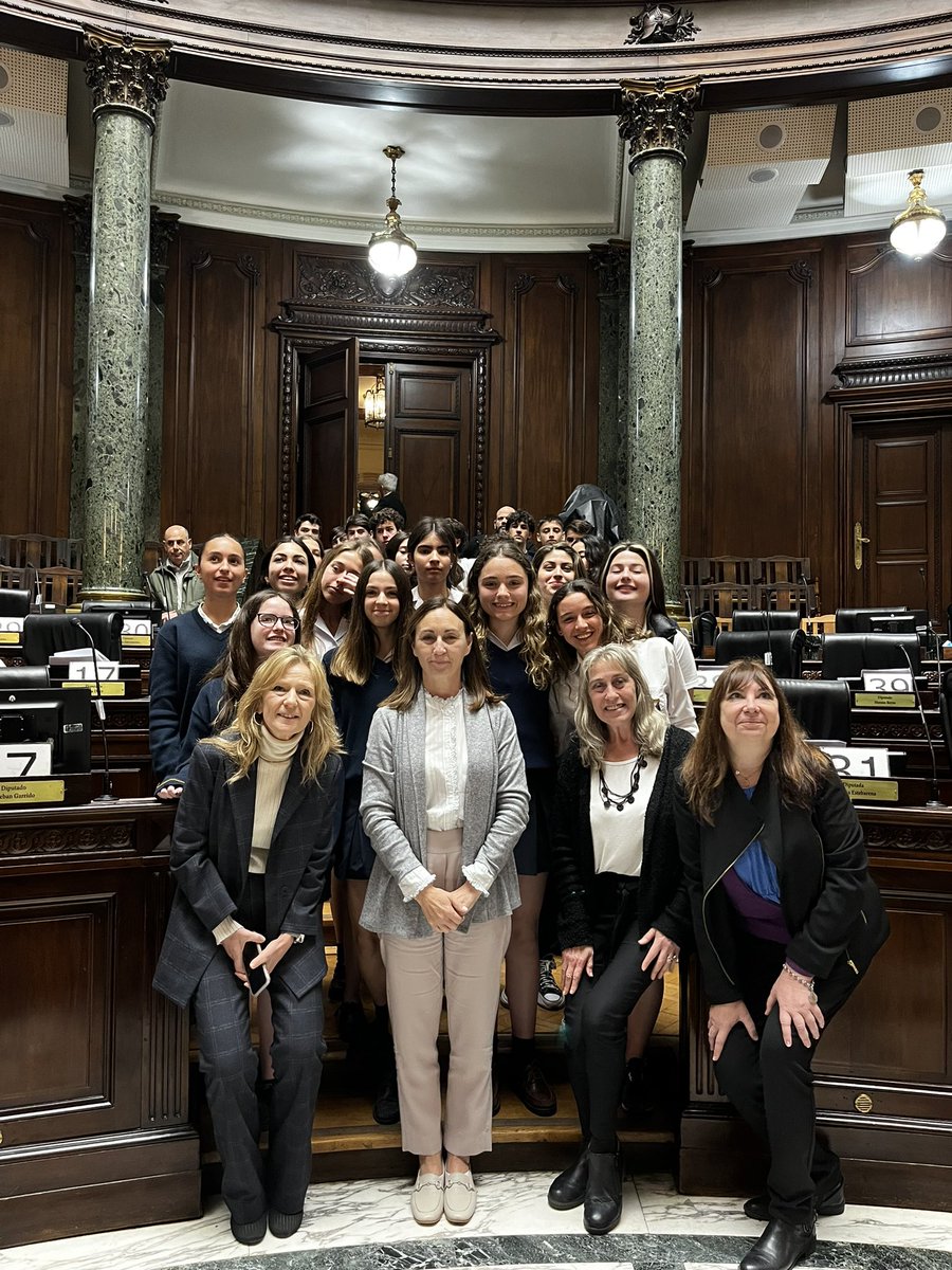 Hoy tuvimos una nueva sesión en <a href="/LegisCABA/">Legislatura CABA</a> , nos visitaron los colegios secundarios “Esclavas del Corazón de Jesus” y “River Plate”. Presidió la sesión la diputada <a href="/mpvischi/">María Patricia Vischi</a> .
Agradecemos a todos/as por su participación.