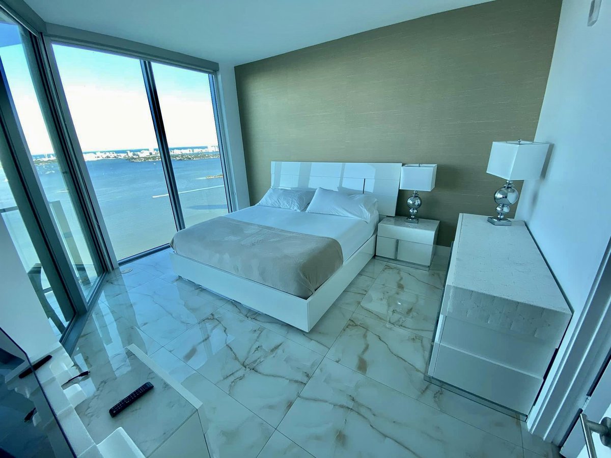 AFRealty's tweet photo. 🌇 Biscayne Beach 🏖 
📍 2700 NE 7th Ave, Unit 4104
🛏 Bed 2 - 🧼 Bath 2,5
📐 1,162 Sq Ft
💰 For Sale: $1,100,000

Spectacular bay view, must see to appreciate. Professionally furnished and decorated apartment with 2 bedrooms, 2.5 bath. https://t.co/kbvItRZAHV